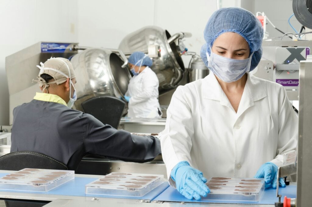 Produktionsmitarbeitende im Werk von Deus Medical