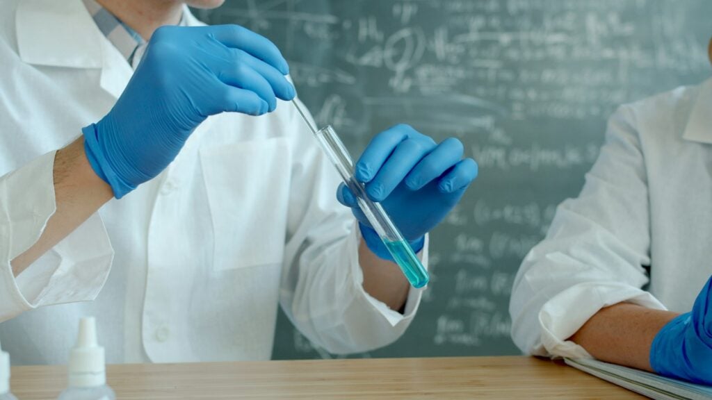 Wissenschaftler von Deus Medical bei der Arbeit im Labor
